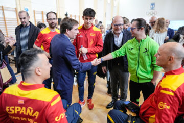 Exhibición de tenis de mesa adaptado en silla de ruedas durante el acto institucional por el Día Internacional de las Personas con Discapacidad