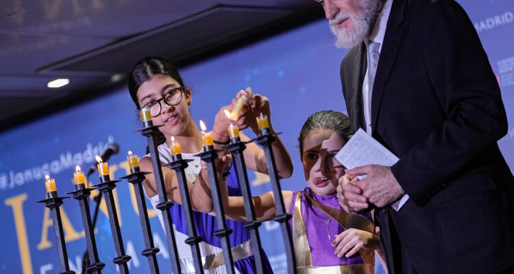 El rabino de la comunidad, Moshe Bendahan, durante el encendido del candelabro de 9 brazos