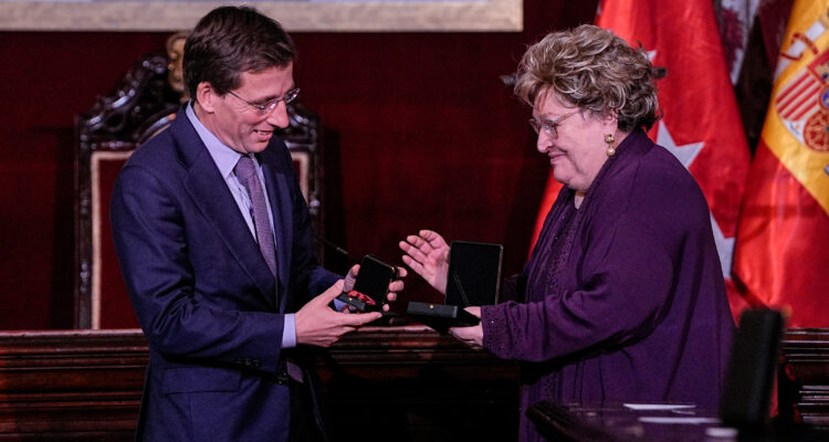 El alcalde, José Luis Martínez-Almeida, entrega las distinciones a los nuevos Cronistas de la Villa: Alfredo Alvar Ezquerra, Rosalía Domínguez Díaz, María Teresa Fernández Talaya y Sara Medialdea Veiga.