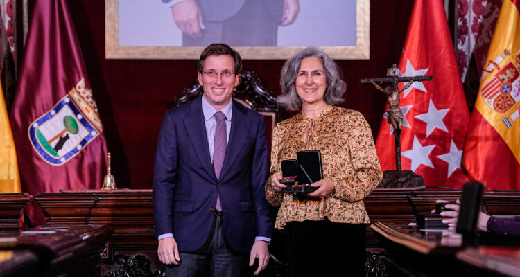 El alcalde, José Luis Martínez-Almeida, entrega las distinciones a los nuevos Cronistas de la Villa: Alfredo Alvar Ezquerra, Rosalía Domínguez Díaz, María Teresa Fernández Talaya y Sara Medialdea Veiga.