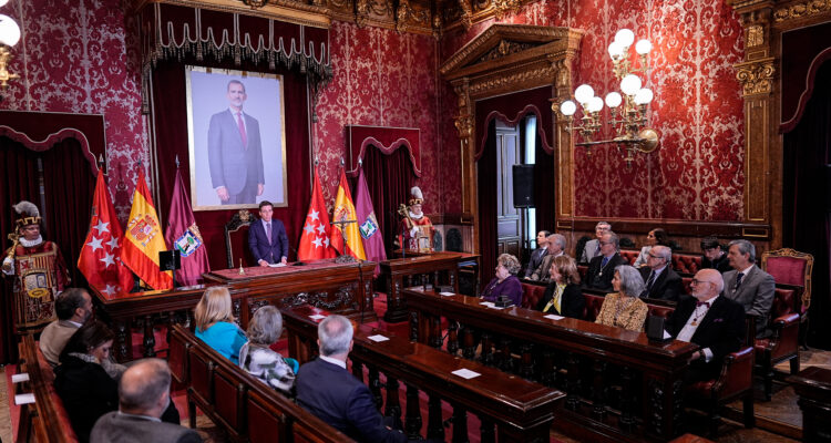 Entrega de distinciones a los nuevos Cronistas de la Villa: Alfredo Alvar Ezquerra, Rosalía Domínguez Díaz, María Teresa Fernández Talaya y Sara Medialdea Veiga.
