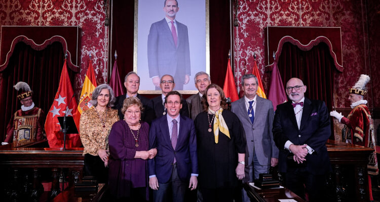 Entrega de distinciones a los nuevos Cronistas de la Villa: Alfredo Alvar Ezquerra, Rosalía Domínguez Díaz, María Teresa Fernández Talaya y Sara Medialdea Veiga.
