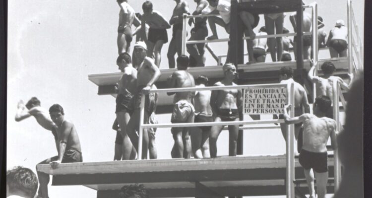 Trampolín atestado de gente en la Piscina del Parque Sindical