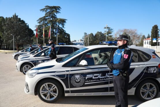 La Junta de Gobierno municipal ha autorizado hoy el contrato de suministro de vehículos especiales rotulados para el Cuerpo de la Policía Municipal de Madrid, tres lotes para adquirir un total de 28 vehículos, con un gasto plurianual de más de 3,4 millones de euros (3.459.000), según ha informado la vicealcaldesa, delegada de Seguridad y Emergencias y portavoz municipal, Inma Sanz.Se trata de vehículos denominados ‘especiales’ porque no son los habituales de patrullaje (de intenso uso policial), sino que se destinan, en algunos casos, para apoyo logístico y, en otros, para su uso ordinario por determinadas comisarías especializadas, sin sufrir el desgaste de los primeros y requiriendo transformaciones importantes en su carrocería e interior para adaptarlos al servicio que prestarán. Con este contrato se adquirirán, en régimen de propiedad, estos 28 vehículos especiales distribuidos en tres lotes diferenciados (furgonetas policiales, 21; camiones de caballos, cuatro, y un tercero dedicado a ‘otros camiones’, tres). En concreto, se distinguen nueve grupos de vehículos, según su especialidad. Así, ocho furgonetas se destinarán a las oficinas de atención al ciudadano y un vehículo similar, también con un espacio interior destinado a oficina para atender a los ciudadanos y realizar el trabajo técnico y especializado de los agentes, será para la Comisaría de Gestión de la Diversidad. Otros ocho vehículos cumplirán la función de Policía Judicial, en concreto en la investigación de accidentes y atestados en la vía pública. Además, cuatro camiones se dedicarán al transporte de caballos del Escuadrón de Caballería, con cabina doble y capacidad para el transporte de seis ejemplares cada uno de ellos. Otros dos vehículos se destinarán a desarrollar funciones de Policía Judicial, el primero (Policía Científica) para el desempeño de las funciones propias de la Comisaría de Coordinación Judicial, en sentido amplio y especialmente en materia de siniestralidad laboral y el segundo, para la realización de atestados e investigaciones en materia de medio ambiente (Comisaría de Medio Ambiente). Otro vehículo facilitará el desarrollo de funciones técnicas propias de servicios especializados en materia de drones (Sección de Apoyo Aéreo), incorporando elementos técnicos necesarios para la gestión, control y visualización de los vuelos realizados por las aeronaves disponibles en Policía Municipal. Otro vehículo se dedicará a la Comisaría de Apoyo Vial y Transportes, con una oficina para facilitar el trabajo y funciones de los agentes en esta materia, así como para alojar una báscula de pesaje. El tercer y último lote (‘otros camiones’) está integrado por tres vehículos, dos de ellos con chasis cabina y plataforma con caja trasera abierta y uno con la caja trasera cerrada para no verse afectado por las circunstancias climatológicas adversas. Estos camiones se destinarán a transportar elementos de señalización para apoyo a eventos y servicios especiales, así como al traslado de otros materiales y como apoyo a servicios diversos de Policía Municipal. / Vehículos de Policía Municipal 