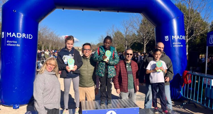 El concejal Orlando Chacón entrega los trofeos del Cross Escolar de Villaverde