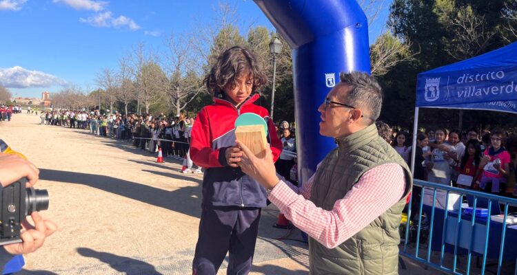 El concejal Orlando Chacón entrega los trofeos del Cross Escolar de Villaverde