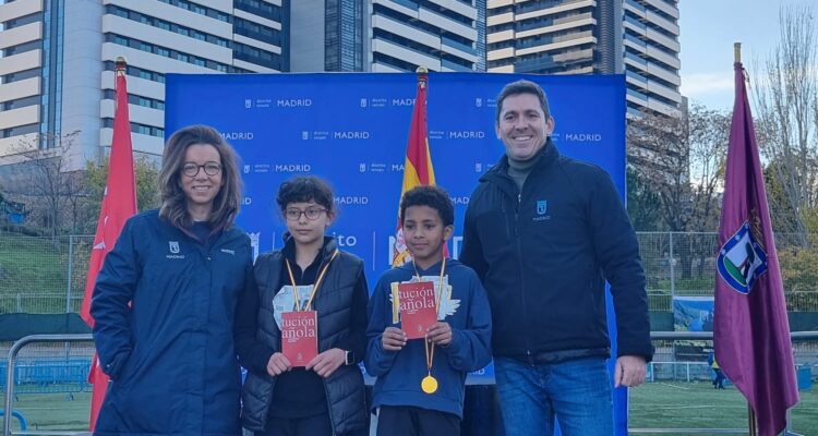 La concejala del distrito, Paula Gómez-Angulo, junto a varios ganadores del cross