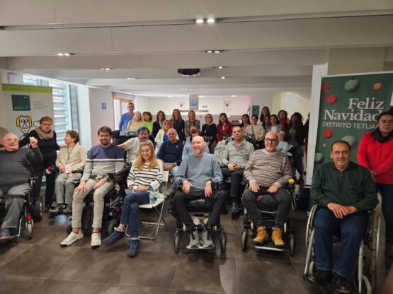 Asistentes al encuentro de la Asociación adELA en el Centro Cultural Eduardo Úrculo de Tetuán