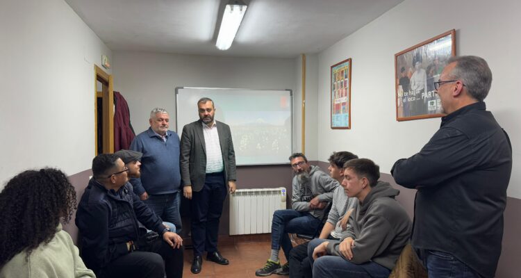 El concejal de distrito, Carlos Segura, junto a miembros de la Asociación de Vecinos 'La Corrala' y alumnos del taller