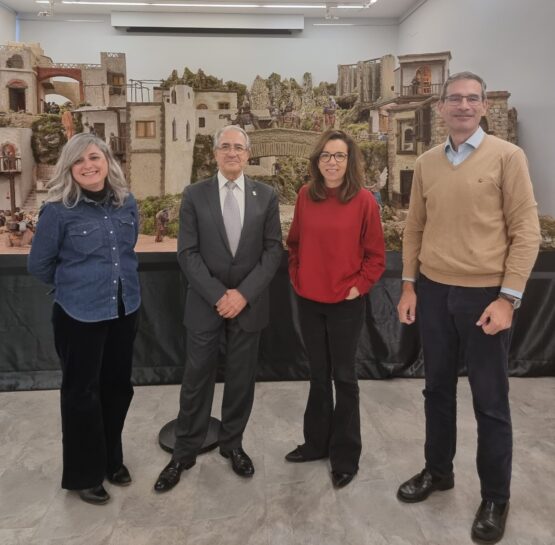 La concejala del distrito, Paula Gómez-Angulo, en las exposiciones de belenes de la Junta Municipal de Tetuán