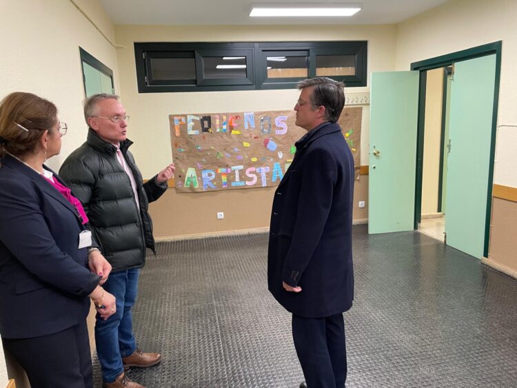 El concejal de Fuencarral-El Pardo, José Antonio Martínez Páramo, visita la Escuela de Pequeños Artistas