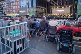 Personas con movilidad reducida en un concierto