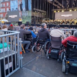 Personas con movilidad reducida en un concierto