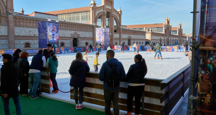 Gente espera su turno para patinar