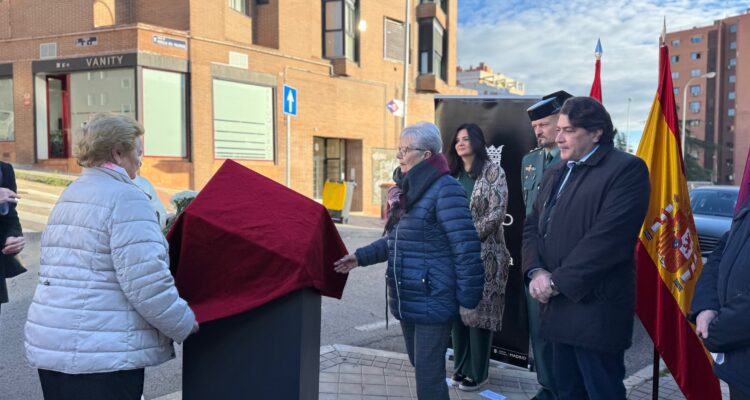 Familiares de los guardias proceden a descubrir la placa ante el concejal