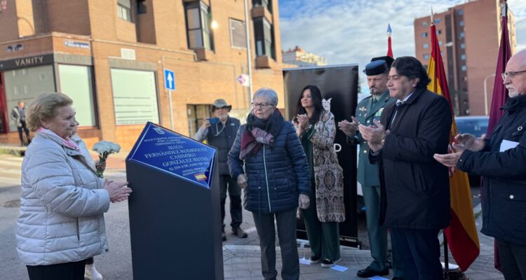 Pérez y los demás presentes dedican un aplauso a los agentes