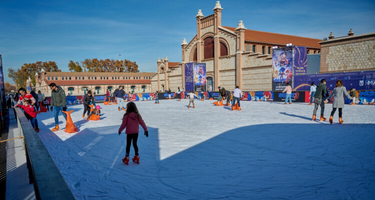 Personas patinando sobre la pista de hielo de Matadero