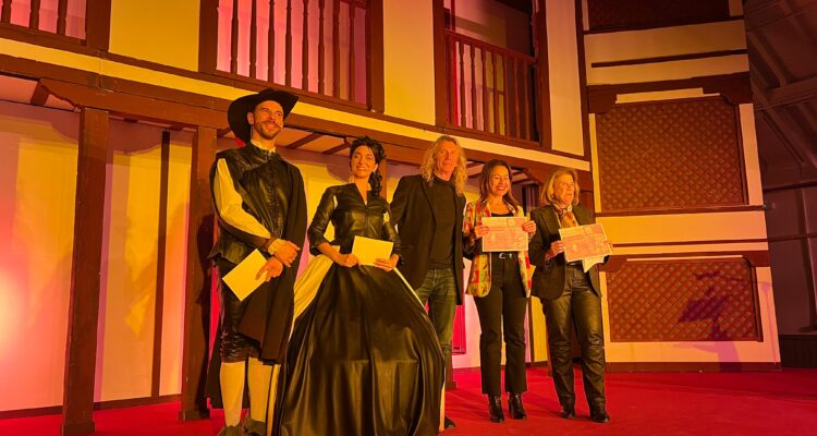 Tres de los premiados junto a los presentadores de la Gala