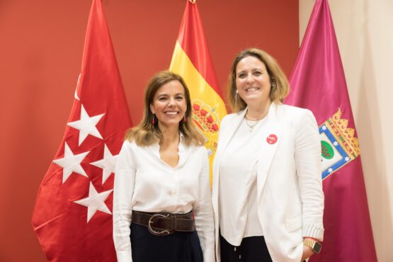 La concejala delegada de Turismo, Almudena Maíllo, y la teniente de alcalde y delegada de Turismo y Cultura del Ayuntamiento de Sevilla, Angie Moreno, durante el encuentro de trabajo para renovar el acuerdo en materia de turismo que mantienen Madrid y Sevilla