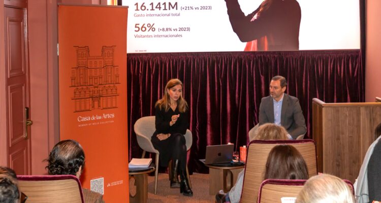 La concejala delegada de Turismo, Almudena Maíllo, durante el desayuno informativo en el que ha hecho balance turístico de Madrid en 2024 y ha presentado las líneas maestras y novedades del área para 2025