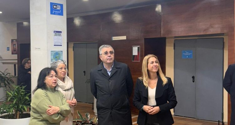 La concejala de Ciudad Lineal, Nadia Álvarez, durante la visita hoy al Centro Cultural San Juan Bautista