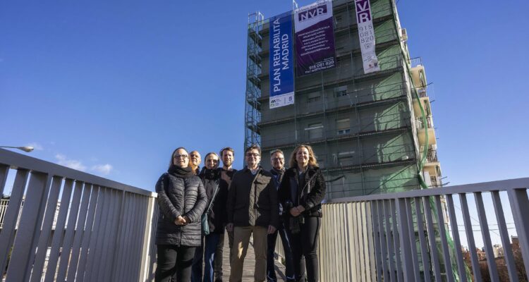 El delegado de Políticas de Vivienda y presidente de la Empresa Municipal de la Vivienda y Suelo (EMVS Madrid), Álvaro González, durante la visita al edificio situado en el paseo de Santa María de la Cabeza que se esta rehabilitando con Plan Rehabilita 2023