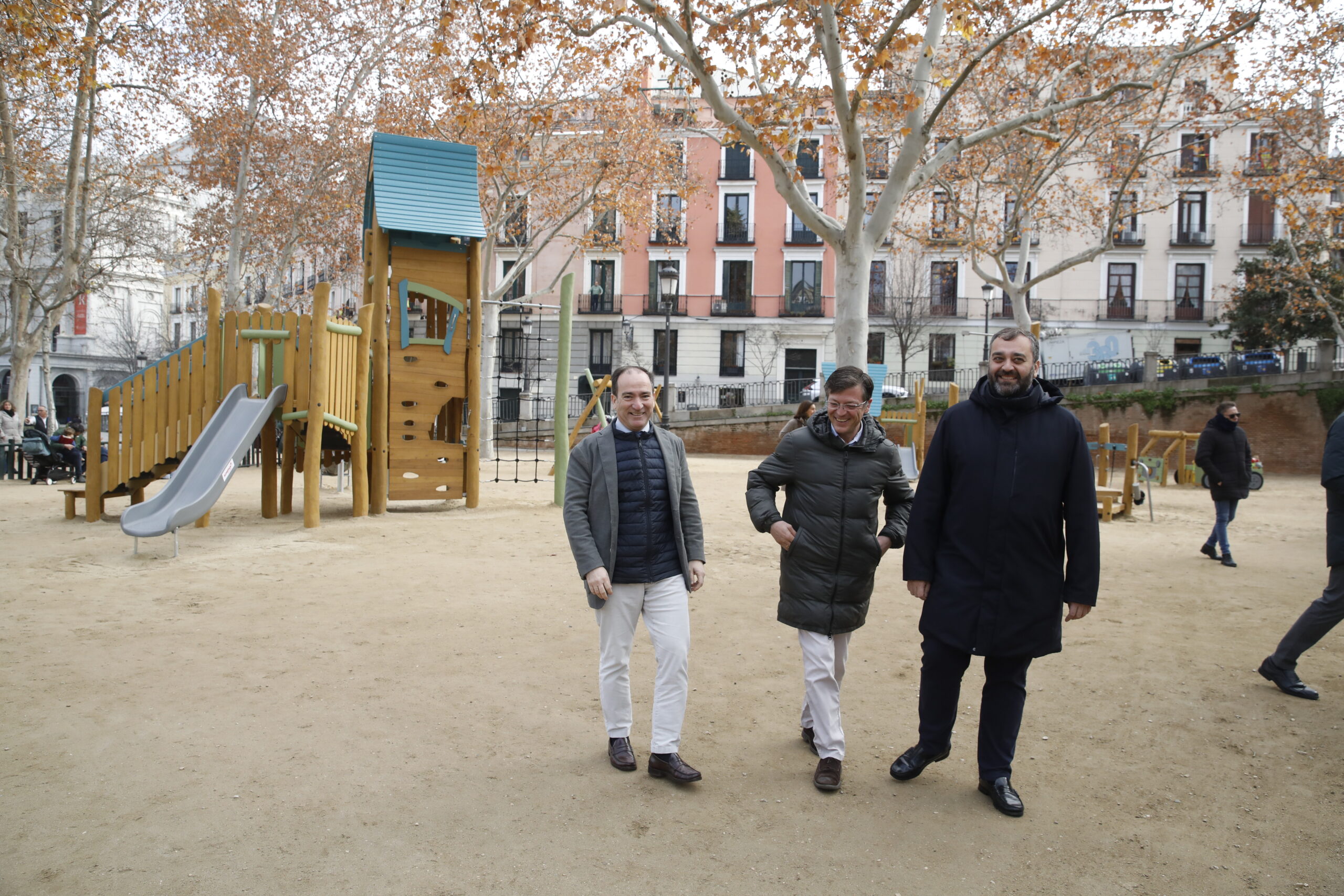 Carabante, Martínez Páramo y Segura en la nueva área infantil de los jardines de Lepanto