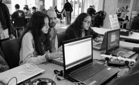 Participantes durante el taller ‘Coder Dojo’