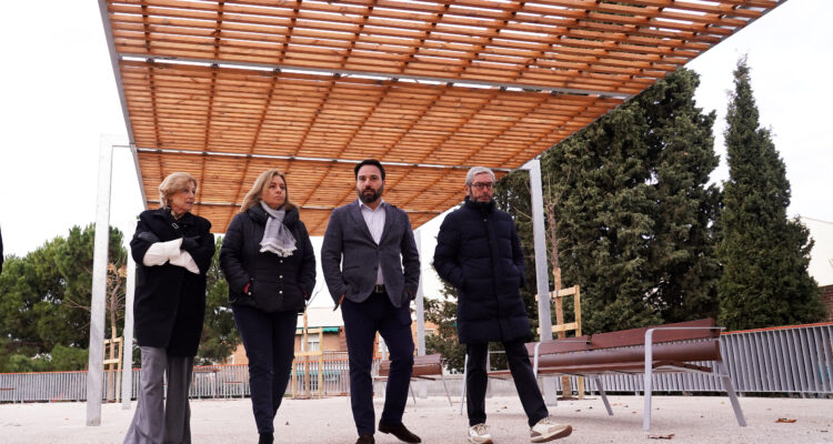 Visita de la vicealcaldesa, Inma Sanz, acompañada de la delegada de Obras y Equipamientos, Paloma García Romero, y el concejal de Puente de Vallecas, Ángel Niño, al entorno del Mercado de Numancia, cuya remodelación integral acaba de finalizar.