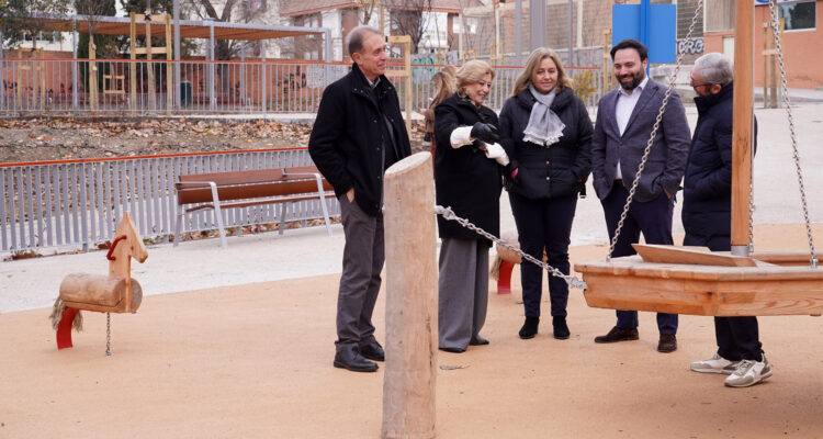 Visita de la vicealcaldesa, Inma Sanz, acompañada de la delegada de Obras y Equipamientos, Paloma García Romero, y el concejal de Puente de Vallecas, Ángel Niño, al entorno del Mercado de Numancia, cuya remodelación integral acaba de finalizar.