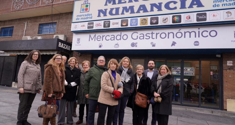 Visita de la vicealcaldesa, Inma Sanz, acompañada de la delegada de Obras y Equipamientos, Paloma García Romero, y el concejal de Puente de Vallecas, Ángel Niño, al entorno del Mercado de Numancia, cuya remodelación integral acaba de finalizar.