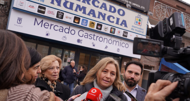 Visita de la vicealcaldesa, Inma Sanz, al entorno del Mercado de Numancia, cuya remodelación integral acaba de finalizar.