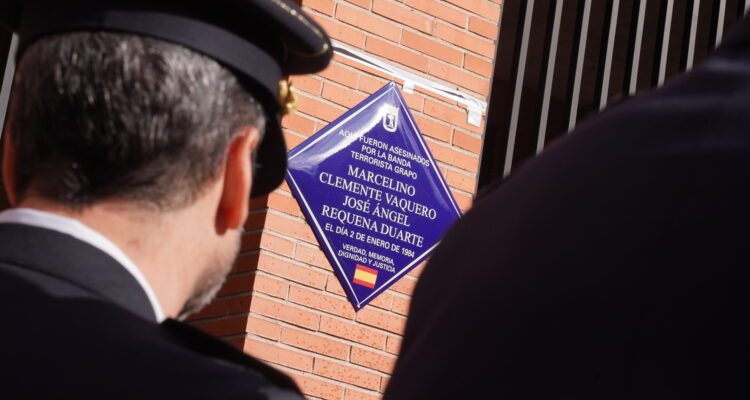 Placa en homenaje y recuerdo a los policías Marcelino Clemente Vaquero y José Ángel Requena Duarte, asesinados por el GRAPO