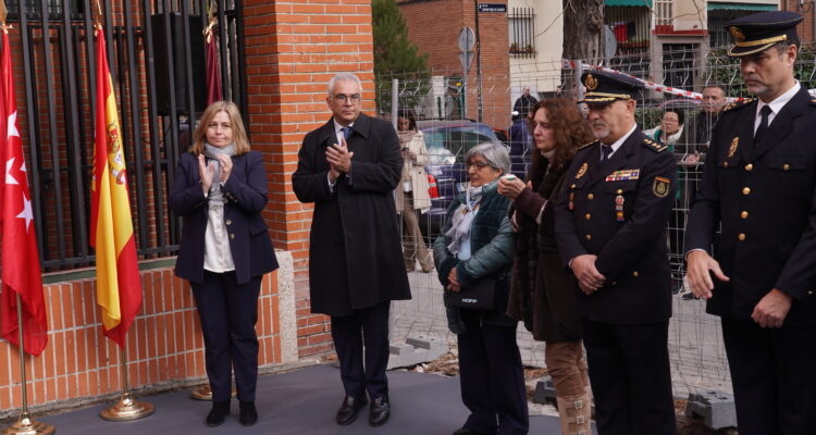 La vicealcaldesa de Madrid y delegada de Seguridad y Emergencias, Inma Sanz, el concejal de Carabanchel, Carlos Izquierdo, familiares de las víctimas y compañeros de Polcía Nacional, durante el descubrimiento de la placa