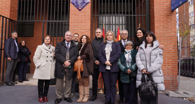 La vicealcaldesa de Madrid y delegada de Seguridad y Emergencias, Inma Sanz, el concejal de Carabanchel, Carlos Izquierdo, familiares de las víctimas y compañeros de Polcía Nacional, durante el descubrimiento de la placa