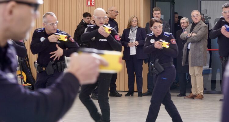 La vicealcaldesa de Madrid y delegada de Seguridad y Emergencias, Inma Sanz, acompañada por el concejal de Latina, Alberto González, y de mandos policiales, durante su visita al CIFSE para hacer balance del uso de los dispositivos electrónicos de control (DEC)