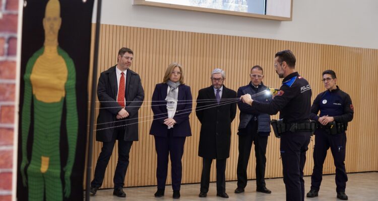 La vicealcaldesa de Madrid y delegada de Seguridad y Emergencias, Inma Sanz, acompañada por el concejal de Latina, Alberto González, y de mandos policiales, durante su visita al CIFSE para hacer balance del uso de los dispositivos electrónicos de control (DEC)