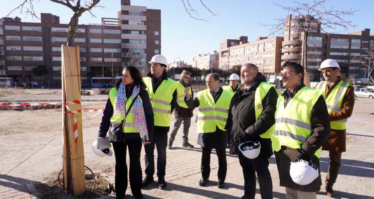 El delegado de Urbanismo, Medio Ambiente y Movilidad, Borja Carabante, acompañado por el concejal delegado de Limpieza y Zonas Verdes, José Antonio Martínez Páramo, y el concejal de Vicálvaro, Ángel Ramos, en su visita a las obras del parque Valdebernardo Norte