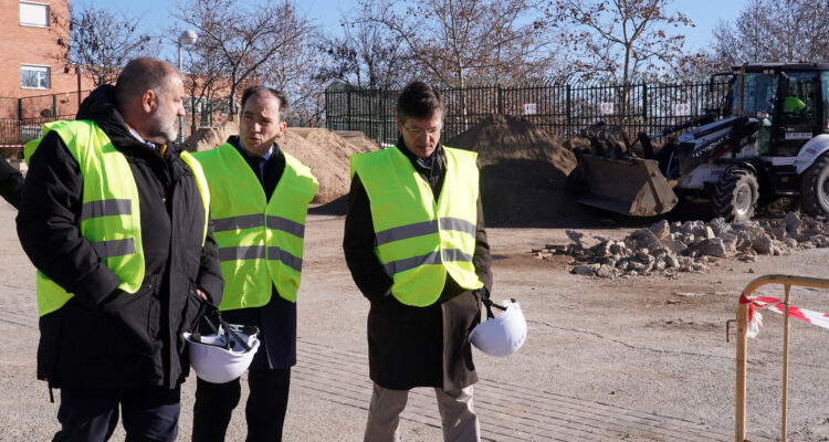 El delegado de Urbanismo, Medio Ambiente y Movilidad, Borja Carabante, acompañado por el concejal delegado de Limpieza y Zonas Verdes, José Antonio Martínez Páramo, y el concejal de Vicálvaro, Ángel Ramos, en su visita a las obras del parque Valdebernardo Norte