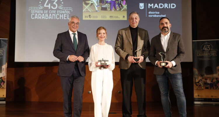 El concejal de Carabanchel, Carlos Izquierdo, junto a los premiados, sobre el escenario