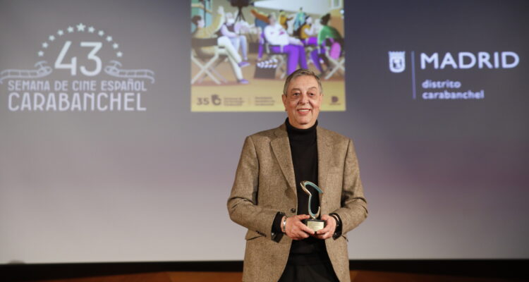 El periodista Andrés Arconada con su Premio a la Comunicación por su labor de difusión de la cultura y el cine español