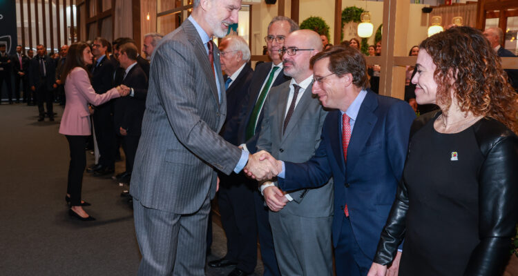 El alcalde de Madrid, José Luis Martínez-Almeida, con el rey durante la inauguración de la 54º edición de la Feria Internacional de Turismo en IFEMA Madrid (Imagen: Casa Real)