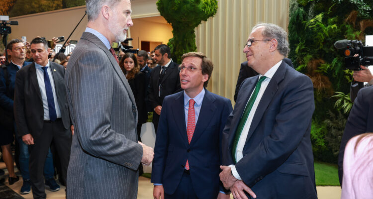 El alcalde de Madrid, José Luis Martínez-Almeida, con el rey durante la inauguración de la 54º edición de la Feria Internacional de Turismo en IFEMA Madrid (Imagen: Casa Real)