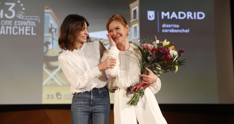 La actriz Natalia Berbeke entrega, por sorpresa, ramo de flores a la actriz, emocionada y premiada, María Esteve