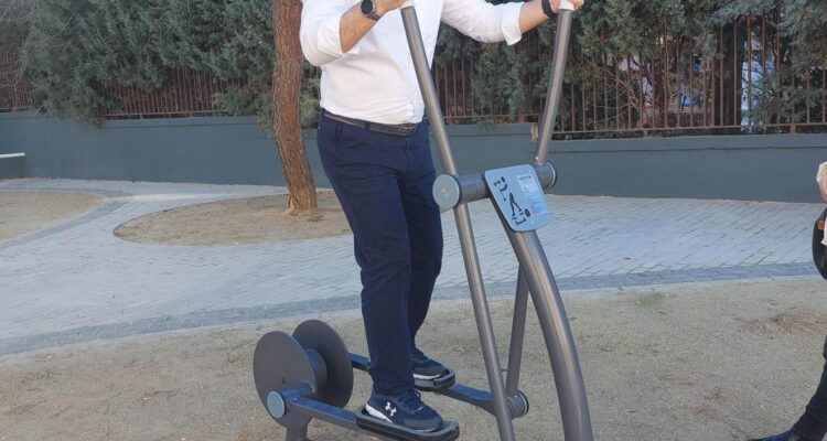 El concejal de Puente de Vallecas, Ángel Niño, probando uno de los nuevos aparatos de calistenia