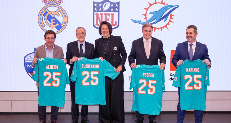 El alcalde de Madrid, José Luis Martínez-Almeida, durante la presentación celebrada esta mañana en el Bernabéu en la que se anunció que Madrid acogerá un partido de la NFL en 2025