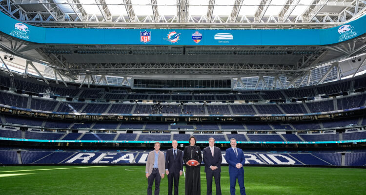 Momento de la presentación celebrada esta mañana en el Bernabéu en la que se anunció que Madrid acogerá un partido de la NFL en 2025