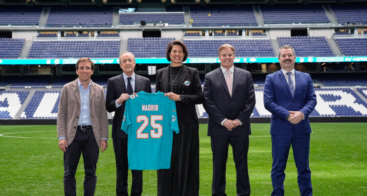 El alcalde de Madrid, José Luis Martínez-Almeida, durante la presentación celebrada esta mañana en el Bernabéu en la que se anunció que Madrid acogerá un partido de la NFL en 2025