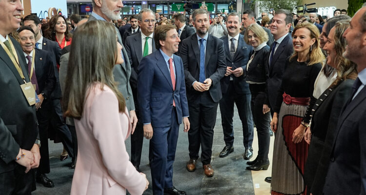 El alcalde de Madrid, José Luis Martínez-Almeida, la delegada de Cultura, Turismo y Deporte, Marta Rivera de la Cruz, y la concejala delegada de Turismo, Almudena Maíllo, con los reyes durante la inauguración de la 54º edición de la Feria Internacional de Turismo en IFEMA Madrid