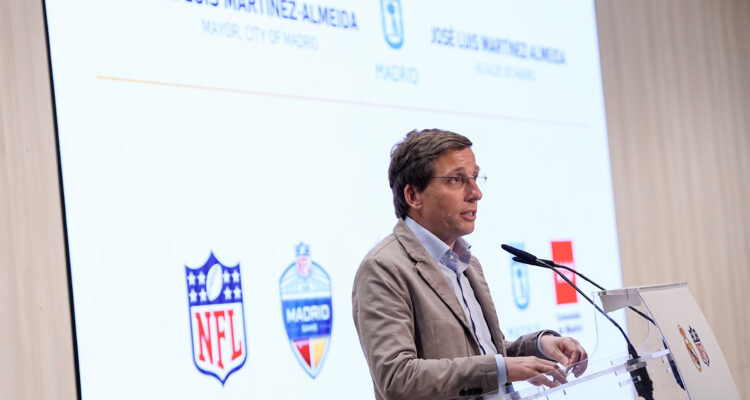 El alcalde de Madrid, José Luis Martínez-Almeida, durante la presentación celebrada esta mañana en el Bernabéu en la que se anunció que Madrid acogerá un partido de la NFL en 2025